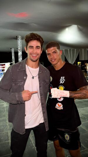 Gabriel Souza Instagram - Pura maldade pela fera @nicollasjesus_ , ensinando só o ouro pra gente 🤌🏼👊🏼🔥
Acho incrível como os boxeadores de alto nível tem a capacidade de induzir o adversário ao erro, os caras jogam pensando lá na frente. 
@academiavittoria 
.
.
.
.
.
#boxe #lutador #muaythai #luta #mma