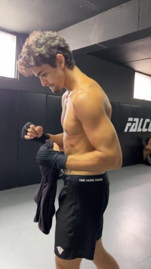 Gabriel Souza Instagram - Bandagem de nível profissional para vocês protegerem as mãos de vocês nos treinos( confia em quem já machucou muito a mão 😂)
.
.
.
.
.
.
#boxe #muaythai #mma #striking #lutador