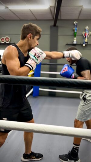 Gabriel Souza Instagram - Manda pro seu amigo que sempre treina "soltinho" até a primeira mão entrar 😂👊🏼

Esse negócio de treino solto é lenda... 
.
.
.
.
.
..
#mma #boxe #muaythai #luta #lutador