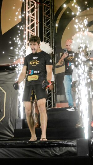 Gabriel Souza Instagram - CONSEGUI A FINALIZAÇÃO EM APENAS 1 MINUTO DE LUTA NO @centurion.mma , agora trouxe aqui o breakdown de tudo que usei na luta para ter esse resultado. 🙏🏼
@piramidegrappling 
@430_gjj 
@alexgaze 
.
.
.
.
.
#mma #lutador #jiujitsu #grappling #luta