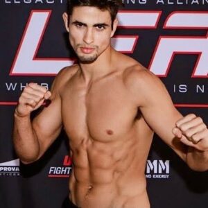 Gabriel Souza Instagram - Mostrei como perder 6kg em um dia, agora vou te mostrar como recuperar 10kg logo em seguida 😂

Mais um #throwback para o processo pré luta que passamos no MMA. 

Essa loucura foi antes de uma das minhas lutas no @lfafighting 

Presença ilustre de @jonasbilharinho 🔥
.
.
.
.
.
.
.
#mma #cortedepeso #luta #lutador #jiujitsu