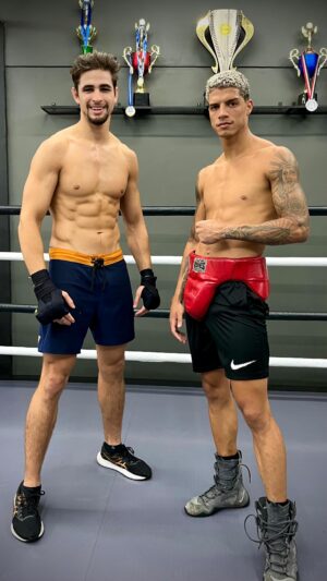 Gabriel Souza Instagram - Basicão para vocês aproveitarem melhor os treinos de boxe. 🔥 @nicollasjesus_ 
@academiavittoria 
.
.
.
#boxe #mma #treino