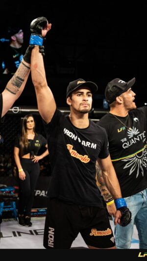 Gabriel Souza Instagram - Tudo que rola nos bastidores de um grande evento de MMA pelo ponto de vista de um atleta.

Sempre tive essa curiosidade antes de chegar lá,por isso achei que deveria trazer essa experiência para quem sonha em chegar lá também. 🙏🏼😁
.
.
.
#mma #lfa #ufc #jiujitsu #lutador