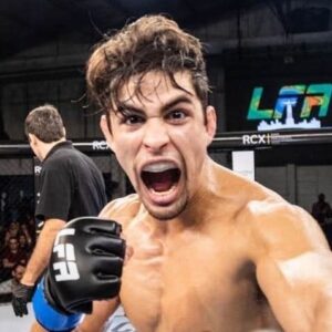 Gabriel Souza Instagram - #tbt para esse corte de peso da minha segunda luta no @lfafighting 

Nas minhas últimas 3 lutas não precisei passar por este processo porque o sistema de pesagem era diferente, mas é o processo que todos fazem nos eventos de MMA tradicionais.

De 76,5kg para 70,5kg em um dia, sofrido meus amigos!
..
.
.
.
.
#mma #luta #lutador #peso #emagrecimento