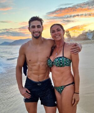 Gabriel Souza Instagram - Dia abençoado com a mãezona/treinadora ❤️

Um mergulho no mar depois de um treino físico não tem preço. 🙏🏼
.
.
.
.
.
.
#praia #lifestyle #treino #mma #beach