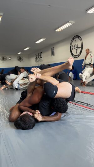 Gabriel Souza Instagram - Se existe algo melhor que finalizar os menos graduados, eu desconheço... 😂🙏🏼❤️
.
.
.
.
.
.
#jiujitsu #jiujitsulifestyle #grappling #luta #lutador