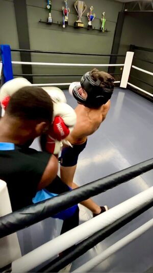 Gabriel Souza Instagram - @brennoferreirad essa guerra não é de hoje... 😂

Mais um sparring de qualidade para vocês!🔥
Toda sexta é dia do pau quebrar aqui no boxe da @academiavittoria @projetovittoriaboxe