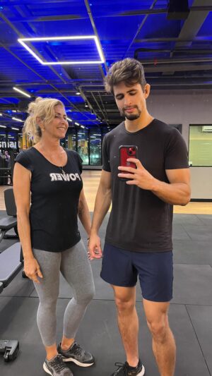 Gabriel Souza Instagram - Quem mais é craque em passar vergonha na academia? Porque eu dou aula. 😂
.
.
.
.
.
.
#academia #treino #game #gym #maromba