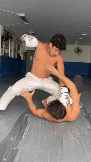 Gabriel Souza Instagram - MANDA ESSE VÍDEO PARA SEU AMIGO! ISSO PODE TE LIVRAR DE UMA SURRA...
@gugasouzag 
Basicão do Jiu-Jitsu e MMA que pode ser a diferença entre sair ileso ou muito machucado...
.
.
.
.
.
#luta #defesapessoal #jiujitsu #jiujitsulifestyle #mma