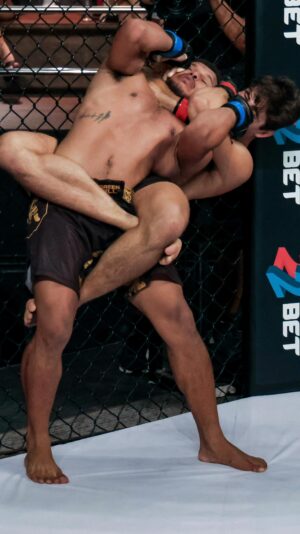 Gabriel Souza Instagram - Verdadeira "arte marcial"! 🔥 @centurion.mma está trazendo mais um grande show para nós nesta quinta-feira dia 25 de Abril, na cidade se São Paulo. 
Você vai acompanhar tudo ao vivo pelo YouTube da @cazetv_oficial !
.
.
.
.
.
#mma #jiujitsu #finalização #grappling #lutador