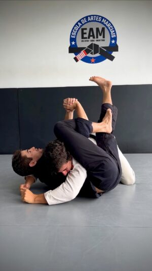 Gabriel Souza Instagram - Aquela famooosa que quase ninguém consegue fazer.. 😂 O Buggy Choke realmente é mais difícil para quem não tem a perna cumprida, mas essas dicas vão te ajudar! 😉
@gugasouzag 
@gordojiujitsubarradatijuca 
.
.
.
.
#jiujitsu #grappling #aula #buggychoke #faixapreta