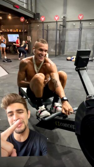 Gabriel Souza Instagram - Estou falando aqui de alguém que leva o esporte como profissão, mas que sirva de inspiração para você que gosta de faltar com o treino por motivos bestas. 😉Vamos parar de nos sabotar galera!

Brincadeiras à parte, admiro demais a dedicação desse cara! @luaanvinicius 
@academiavittoria 
.
.
.
.
#mma #boxe #inspiração #motivação #atleta