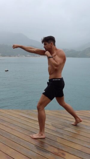Gabriel Souza Instagram - Treininho em um lugar desses... 😮‍💨🔥
.
.
.
.
.
#boxe #mma #lutador #lifestyle #muaythai