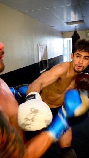 Gabriel Souza Instagram - #tb de alguns anos atrás, um dia de porradaria no treino do mestre @alexgaze 🔥

Como faz algum tempo que não trago um sparring por aqui, bora relembrar esse dia de salseiro 😈

@joaovictorwolfgramm se prepara para lutar e tomando aquela acelerada dos amigos hehe
.
.
.
.
.
#sparring #mma #lutador #jiujitsu #boxe