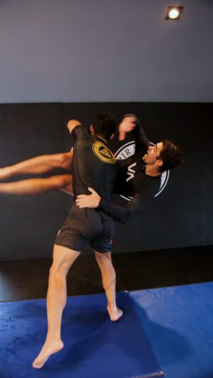 Gabriel Souza Instagram - Depois do salseiro na @piramidegrappling , viemos mostrar algumas variações brabas de double leg que a lenda do @ufc George St-pierre usava para derrubar todo mundo em suas lutas.

Imagens da fera @cameramonstro 
.
.
.
.
.
#mma #georgestpierre #doubleleg #wrestling #ufc