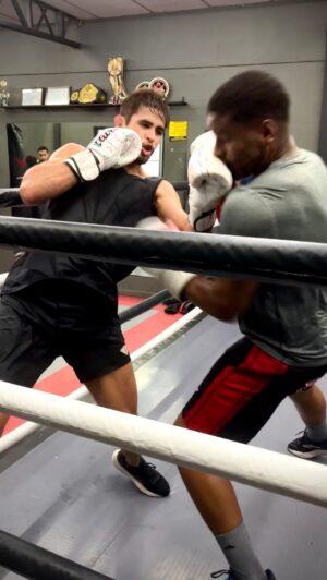 Gabriel Souza Instagram - Vai achando que é mole! 😬 @f.galvao186 estava com raiva de mim esse dia 🥲😂
Aqui na @academiavittoria o bicho pega sempre! @projetovittoriaboxe 
.
.
.
.
#boxe #mma #treino 

Um dia de treino de boxe em uma das melhores academias de boxe do Rio de Janeiro.