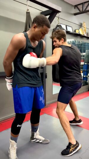 Gabriel Souza Instagram - @brennoferreirad fera braba da @academiavittoria topou essa "brincadeirinha saudável" comigo 😂

Rapaziada, não inventem de fazer isso....

.
.
.
.
.
#boxe #muaythai #mma #luta #lutador
