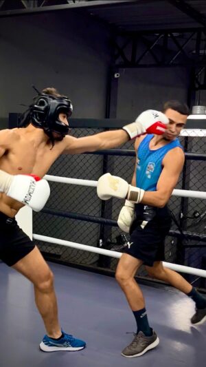 Gabriel Souza Instagram - Estamos chegando prontos @centurion.mma !!
Acompanhem tudo sobre a luta e a preparação nos stories!
@mateuzitorj 

@academiavittoria @projetovittoriaboxe 

.
.
.
.
.
.
#mma #boxe #sparring