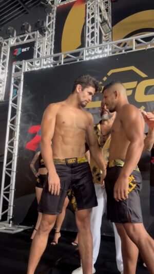 Gabriel Souza Instagram - *LEIA A LEGENDA!* Dessa vez o sistema de pesagem foi diferente!
Geralmente luto na caregoria de 70kg, mas como o @centurion.mma tem 2 pesagens, uma na véspera e outra no dia da luta, impossibilita que os atletas desidratem muito, pois não há tempo de se recuperar antes da luta.(achei isso ótimo inclusive!)
O próximo vídeo será sobre a luta, então não deixa de me seguir!
@piramidegrappling 
@alexgaze 
@academiavittoria 
@430_gjj 
.
.
.
.
.
#mma #lutador #emagrecer #luta #jiujitsu