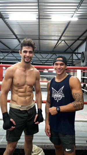 Gabriel Souza Instagram - O cara veio ensinar o segredo que ele usa para acertar TODO MUNDO com esse ganchinho! @luaanvinicius 🔥
.
.
.
#boxe #mma #nocaute #lutador #muaythai