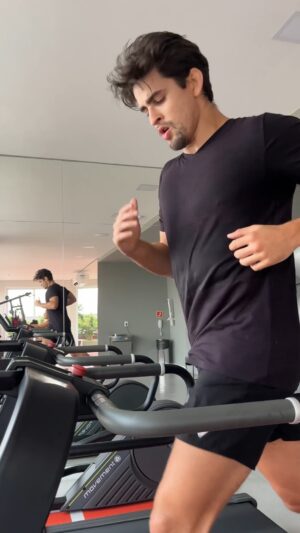 Gabriel Souza Instagram - Ano novo, muitas mudanças, mas algo que não vai mudar, é que as Tech T-shirts da @basicamente.tech me deixam pronto para qualquer momento de uma rotina intensa.

O final de 2023 está sendo um período difícil de lidar mentalmente, sofri minha primeira derrota, fiz uma cirurgia que me afastou dos treinos e quando retornei para a academia, sofri uma série de lesões que dificultaram o retorno ao ritmo de competição.

Mas essas dificuldades me fizeram parar e fazer vários ajustes na minha rotina, mudanças necessárias para eu conseguir continuar no caminho dos meus objetivos.

Entro em 2024 mais motivado do que nunca, ano novo, novas atitudes, novos desafios e muitas coisas boas por vir, com certeza. 🙏🏼
.
.
.
#lutador #mma #publi #2024 #anonovo