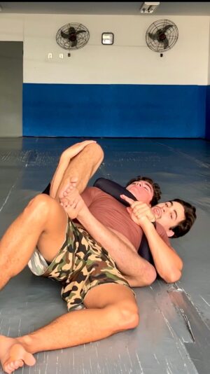 Gabriel Souza Instagram - Aprendi vendo o @gordonlovesjiujitsu fazer e virou um dos meus ataques favoritos nas costas, confia que é coisa boa! 🔥
@gugasouzag 
.
.
.
.
.
.
.
#jiujitsu #mma #grappling #jiujitsulifestyle #tecnica