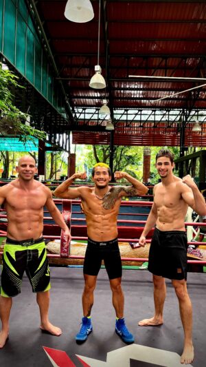 Gabriel Souza Instagram - *É THROWBACK HEIN!* Relembrando um pouco dos aprendizados com a fera @y2k_fairtex , em uma viagem que fiz para a Tailândia no ano passado.

Não estou na Tailândia no momento rapaziada... 😂

@alexgaze bebeu um pouquinho de Muay Thai direto da fonte. 🔥
.
.
.
.
.

.
.
#muaythai #tailandia #luta