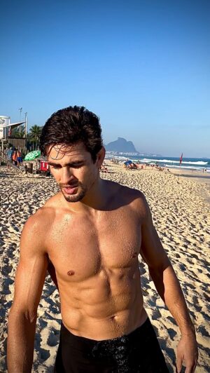 Gabriel Souza Instagram - Treininho de resistência e explosão na praia para deixar vocês no gás! Vambora 🔥
.
.
.
.
.
.
#treino #treinofisico #mma #lutador #praia