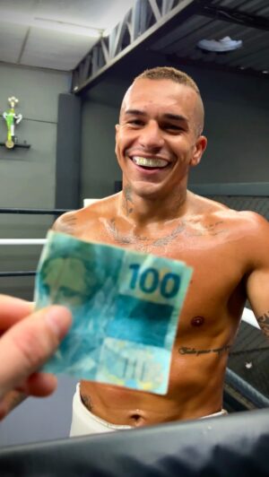Gabriel Souza Instagram - @luaanvinicius é muita qualidade, esqueça tudo. Desculpa por te meter nessa roubada @mateuzitorj , prometo que ainda te coloco numa boa! 😂🙏🏼
Só mais um dia normal aqui na @academiavittoria kkk

Agora, esse desafio de boxe foi um dos meus vídeos favoritos por aqui! 😂
.
.
.
.
.
.
#boxe #desafio #luta