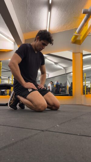 Gabriel Souza Instagram - Esse foi um dos trabalhos que fizemos na semana que antecedeu a semana da luta, o objetivo aqui era trabalhar a capacidade de velocidade e explosão, por isso executei os movimentos o mais rápido que consegui, sem elevar as cargas.

Está chegando a hora!
Sábado agora, 20 de Janeiro, no @centurion.mma , estamos chegando prontos para dar um show!

Fiquem ligados nos stories que trarei todas as informações sobre a luta.
PRA CIMA!
.
.
.
#mma #preparacaofisica #jiujitsu #lutador #luta