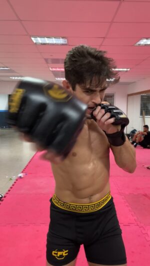 Gabriel Souza Instagram - Dessa maneira você se aquece adequadamente antes de entrar para uma luta de MMA!

Um trabalho importante para preparar o seu corpo e evitar aquela fadiga excessiva que ocorre quando não aquecemos apropriadamente.

Sempre orientado pelo mestrão @alexgaze 

Obs: essa luta no @centurion.mma foi loucura, vale o confere!
.
.
.
.
#mma #jiujitsu #lutador #luta #muaythai