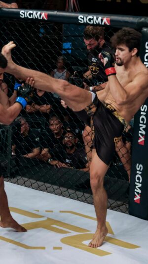 Gabriel Souza Instagram - QUE EXPERIÊNCIA! @centurion.mma 
Foi um desafio não só físico, mas também mental.
Uma guerra do começo ao fim com a fera @luan_maodepedra 
Agora comenta aqui, para quem você daria a vitória??
@lojaamoedo 
@vidermaoficial 
@alexgaze 
@430_gjj 
@piramidegrappling 
@academiavittoria 
@el.presidenteofficial 
@falcongymr7 
.
.
.
.
.
#mma #luta #jiujitsu #lutador #ufc