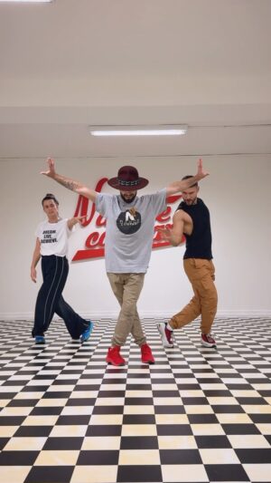Gabriela Marcinková Instagram - Za menej ako 90min sa stihli títo skvelí ľudia naučiť choreografiu a natočiť si spoločne video! 🔥🔥😊 tomu sa hovorí prekonávanie svojej komfort zóny! Nesmierne ma bavia tieto tréningy s nimi, vždy skvelá nálada a hlavne ľudia, ktorí chcú na sebe pracovať! 😊🍀 a tak ako nám aj veľa z Vás píše sú dokonca inšpiráciou pre Vás, aby ste sa aj vy začali hýbať a tancovať! 🙏 

Nové video v štýle M.Jackson! 🎩🕺 
@vratko_s 
@gabrielamarcinkova 

#michaeljackson #dance #norogrofcik #ndance #ndancecompany #dancing #dance #tanec #tanecnik