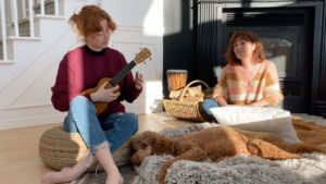 Gabrielle Fontaine Instagram - Avertissement: Beaucoup de rousses frisées dans cette vidéo. 
*
Et du très mauvais ukulele 
*
Avec ma douce et précieuse maman. 
*
Bonne fête des mères 🌸
Je t’aime
