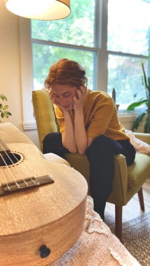 Gabrielle Fontaine Instagram - Both sides now. ☁️
La plus belle chanson. 
C’est super imparfait, mais c’est pour mettre un peu de douceur dans votre journée 🍂