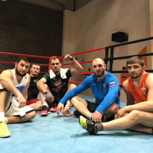 Gadzhimurad Khiramagomedov Instagram - Бахрейн 🇧🇭 встретил лучезарно. Баркалла братьям за гостеприимство @zubair_ooo @renat_abu_ahmad ✊🏼В гостях хорошо, а дома лучше😉#Виза#Отдых#Бахрейн#Krepost