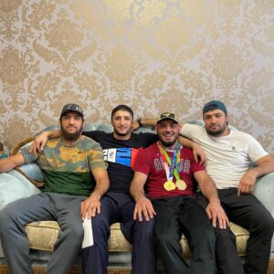 Gadzhimurad Khiramagomedov Instagram - Поздравляю своего брата @sadulaev_abdulrashid чародинского танка, олимпийского чемпиона💪🏼с достойной победой🥇
Ин ша Аллагь ты продолжишь нас радовать своими олимпийскими достижениями🥇🥇
Мотивируешь подрастающее поколение, что упование на Всевышнего, дисциплина, самоконтроль, упорные физические тренировки приносят колоссальные результаты! Желаю, как минимум ещё 2 олимпийские медали завоевать🥇крепкого здоровья, дальше больше👆🏼