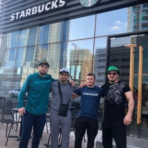 Gadzhimurad Khiramagomedov Instagram - Бахрейн 🇧🇭 встретил лучезарно. Баркалла братьям за гостеприимство @zubair_ooo @renat_abu_ahmad ✊🏼В гостях хорошо, а дома лучше😉#Виза#Отдых#Бахрейн#Krepost