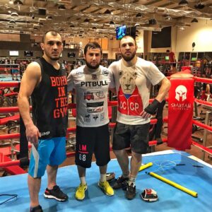 Gadzhimurad Khiramagomedov Instagram - Бахрейн 🇧🇭 встретил лучезарно. Баркалла братьям за гостеприимство @zubair_ooo @renat_abu_ahmad ✊🏼В гостях хорошо, а дома лучше😉#Виза#Отдых#Бахрейн#Krepost