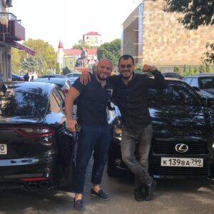 Gadzhimurad Khiramagomedov Instagram - Они в горах живут высоко, 
С времён пророка ли, бог весть, 
И выше всех вершин Востока 
Считают собственную честь. 
И никому не сбить их с толку, 
Такая зоркость им дана, 
Что на любого глянут только — 
И уж видна его цена. 
И перед боем горцам старым 
От века ясно наперёд, 
Кто выстоит, подобно скалам, 
Кто на колени упадёт.... Расул Гамзатов