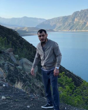 Gadzhimurad Khiramagomedov Instagram - В суете городов и в потоке машин
Возвращаемся мы - просто некуда деться!
И спускаемся вниз с покорённых вершин, 
Оставляя в горах своё сердце. 
Так оставьте ненужные споры - 
Я себе уже всё доказал:
Лучше гор могут быть только горы, 
На которых ещё не бывал... Владимир Высоцкий #Рамадан#Дагестан#Горы