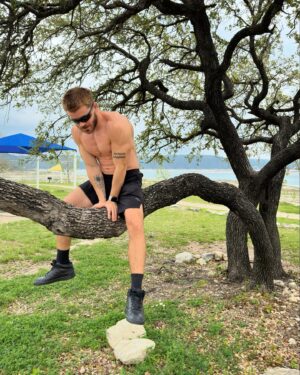 Gael Augusto Instagram - Are you coming to the tree?
