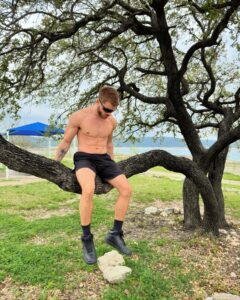 Gael Augusto Instagram - Are you coming to the tree?