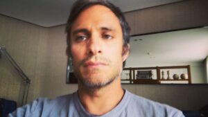 Gael García Bernal Instagram - Yo no soy nadie para decidir sobre el cuerpo de una persona. Pero puedo apoyar desde cualquier lugar, una ley que contemple los derechos de las mujeres por un país más igualitario de justicia social. Este 8 de agosto, en Argentina, será ley. Como amigo, como hermano, como hijo, como novio, como amante, como padre, apoyo a todas las mujeres para que se garantice su derecho. Y apoyo en especial a mi tribu de las actrices argentinas, que junto con tantas voces, están a punto de hacer historia. #abortolegalya #quesealey “Educación sexual para decidir, anticonceptivos para no abortar, aborto legal para no morir”. @lolafonca