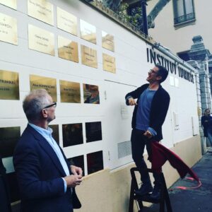Gael García Bernal Instagram - La plaque sur le mur...
Feliz acá. Besos a todos.