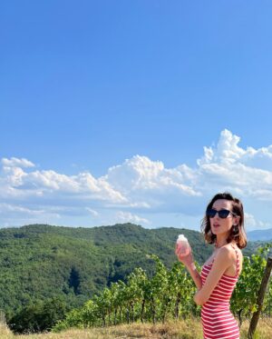 Gaëlle Pietri Instagram - 🌱 We Sustain Beauty 🌱
je suis heureuse de participer à la campagne socio-environnementale mondiale de @davinesfrance .
En lien avec l’Institut Rodale, pionnier du mouvement biologique régénérateur et la Fondation Slow Food pour la biodiversité alimentaire dans le monde entier, @davinesofficial développe ses actions et ses recherches en faveur de l’environnement.
Geste symbolique avec son nouveau produit manifeste:
 WE STAND/ For Regeneration,  un shampoing-gel douche apportant hydratation et brillance aux cheveux.  Enrichi en ingrédients spéciaux actifs, mais aussi « militants », nous aidant à sensibiliser le public à la biodiversité, à la santé des sols et à l’équité des travailleurs agricoles avec l’extrait de marc de raisin Barbera contenu dans la formule et provenant du vignoble de Mr Cunial à Parme, en Italie, leur premier ingrédient issu de l’agriculture biologique régénératrice.  Santé ! 🌍  #wesustainbeauty #regenerativeagriculture #sustainablebeauty #davines #davinesfrance