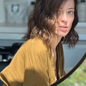Gaëlle Pietri Instagram - 🌱 We Sustain Beauty 🌱
je suis heureuse de participer à la campagne socio-environnementale mondiale de @davinesfrance .
En lien avec l’Institut Rodale, pionnier du mouvement biologique régénérateur et la Fondation Slow Food pour la biodiversité alimentaire dans le monde entier, @davinesofficial développe ses actions et ses recherches en faveur de l’environnement.
Geste symbolique avec son nouveau produit manifeste:
 WE STAND/ For Regeneration,  un shampoing-gel douche apportant hydratation et brillance aux cheveux.  Enrichi en ingrédients spéciaux actifs, mais aussi « militants », nous aidant à sensibiliser le public à la biodiversité, à la santé des sols et à l’équité des travailleurs agricoles avec l’extrait de marc de raisin Barbera contenu dans la formule et provenant du vignoble de Mr Cunial à Parme, en Italie, leur premier ingrédient issu de l’agriculture biologique régénératrice.  Santé ! 🌍  #wesustainbeauty #regenerativeagriculture #sustainablebeauty #davines #davinesfrance