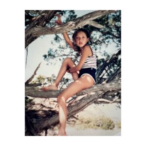 Gaëlle Pietri Instagram - ♈️ 🎂 née à AJACCIO un 12 Avril 🎂♈️ 
À la petite fille plus à l’aise sur une plage à grimper aux arbres que pour prendre la pose lors d’un gala de danse 🤪 #happyme #Corsica