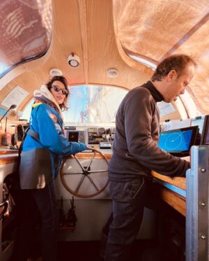 Gaëlle Pietri Instagram - 🌊 TARA 🌊

La Fondation Tara Océan @fondationtaraocean est la première fondation reconnue d’utilité publique consacrée à l’Océan en France. 
Elle a pour mission d’explorer l’Océan par la science pour mieux le comprendre et partager ses connaissances et découvertes scientifiques afin de créer une prise de conscience citoyenne et collective.  L’Océan représente 71% de la surface de notre planète. L’étudier et le protéger c’est prendre soin du système global de notre planète.

Merci à @carolebalducci de nous avoir permis pendant 3 jours de rejoindre la goélette Tara et son équipage pour rendre hommage à Gaspard.  Gaspard était particulièrement sensible à cette cause. Son père, son fils et trois de ses meilleurs amis étaient là pour embarquer lors de ce tour de Bretagne (Lorient/Saint-Malo) particulièrement agité par des vents allant jusqu’à force 10. 
Une leçon d’humilité face à la force des éléments 🙏🏼 🌍 🙏🏼