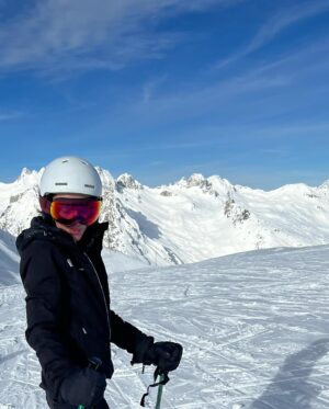 Gaëlle Pietri Instagram - 🤍 2024 🤍
Commencer l’année dans le blanc et la lumière 🌟🌟
#motherandson #valmorel #frenchalps